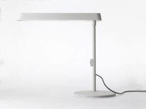 Das spezielle, an der STEDAR L Tischleuchte ist, ihren drehbaren Leuchtkopf dieser ist besonders Platzsparend und passt somit auf jeden Schreibtisch.
