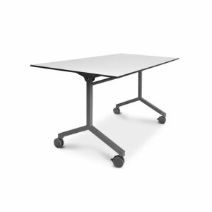 Der Stivaggio ist ein platzsparender Konferenztisch, da die Tischfläche mit einem Handgriff seitlich klappbar ist. Zudem ist der Stivaggio mit Rollen ausgestattet, dies erlaubt es den Konferenztisch sehr flexibel einzusetzen.
